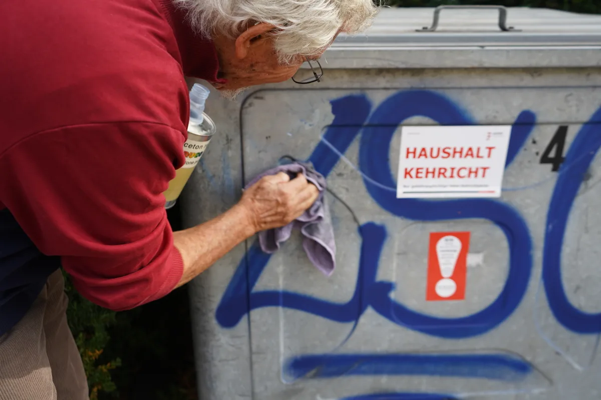 Er ist der Bänkliputzer aus Uster. Der ehemalige Gemeinderat entfernt jeden Kleber.